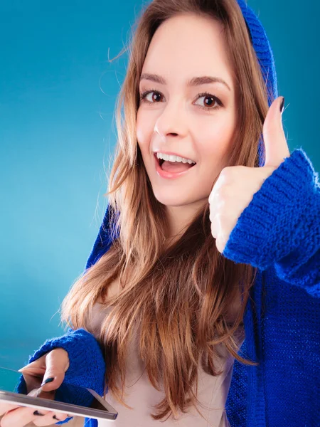 Teenage girl with mobile phone texting — Stock Photo, Image