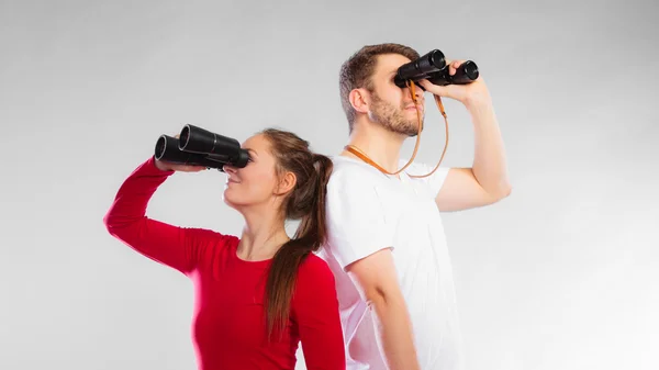 Casal olhando através de binóculos — Fotografia de Stock