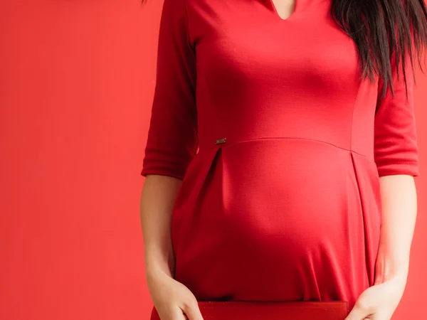 Gros plan sur le ventre de la femme enceinte — Photo