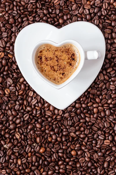 Weiße Kaffeetasse herzförmig mit Cappucino — Stockfoto