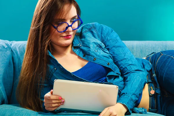 Femme avec comprimé relaxant — Photo