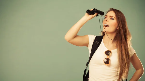 Frau blickt durch Fernglas — Stockfoto