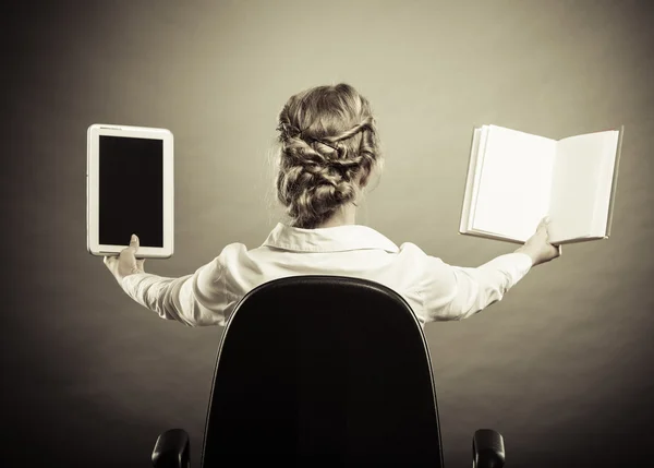 Mujer sosteniendo libro tradicional y lector de libros electrónicos — Foto de Stock