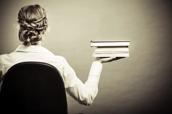 Mulher estudante mantém livros retrovisores — Fotografia de Stock