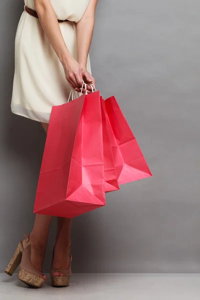 Mulher segurando sacos de compras — Fotografia de Stock