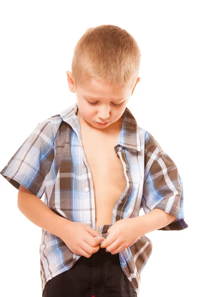 Kleine jongen dichtknopen op shirt — Stockfoto