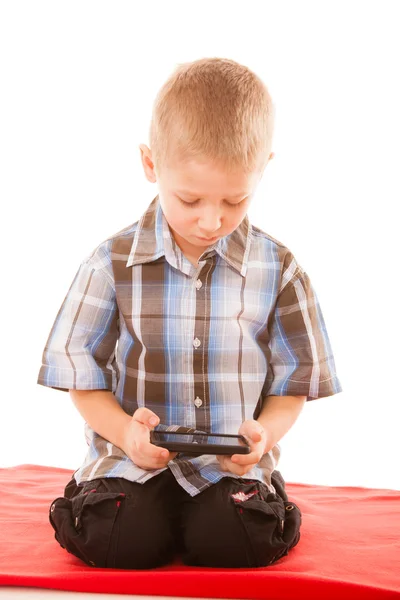 Kleine jongen spelen op smartphone — Stockfoto