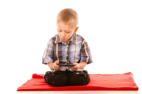 Kleine jongen spelen op smartphone — Stockfoto