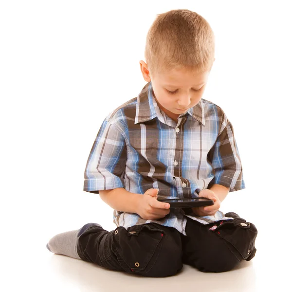 Niño jugando en el teléfono inteligente — Foto de Stock