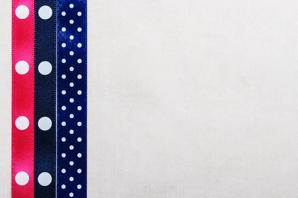 Noktalı mavi pembe kurdele çerçeve beyaz kumaş üzerine — Stok fotoğraf