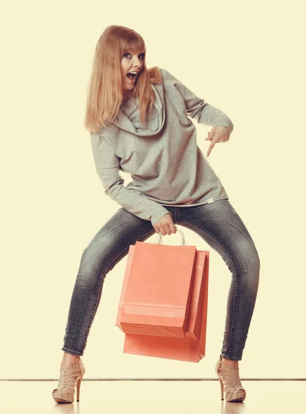 Chica sosteniendo bolsas de compras rojas — Foto de Stock