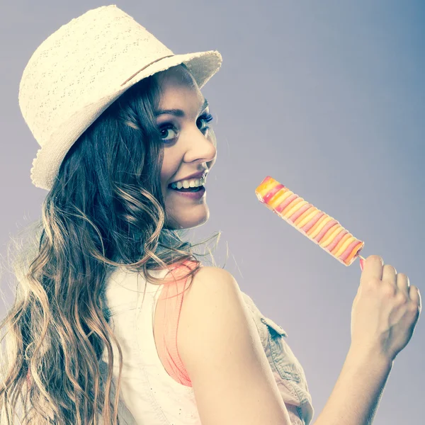 Žena držící popsicle LED — Stock fotografie