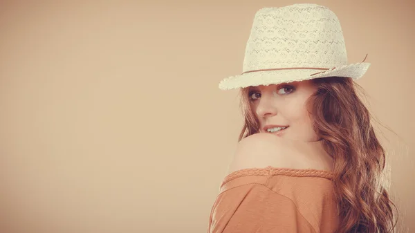 Mooi meisje in stro hoed poseren — Stockfoto