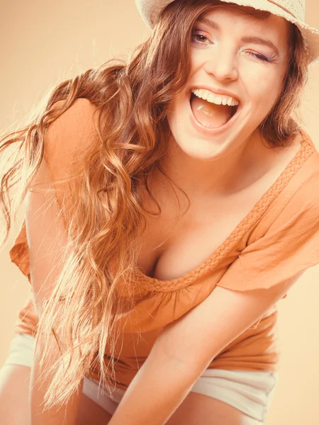 Schönes Mädchen lacht — Stockfoto