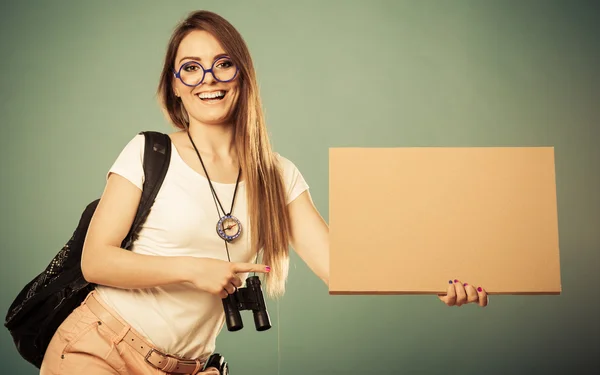 Mujer autoestop con signo en blanco —  Fotos de Stock