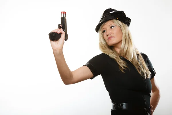 Policewoman holding  handgun — Stock Photo, Image