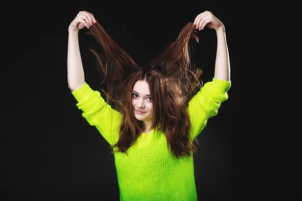 Mujer tirando de su pelo largo . — Foto de Stock