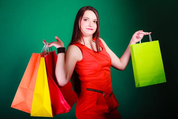 Mulher segurando sacos de compras . — Fotografia de Stock