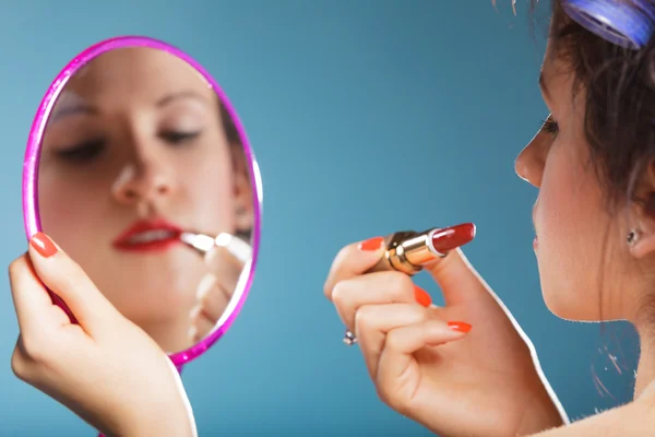 Woman applying red lipstick — Stock Photo, Image