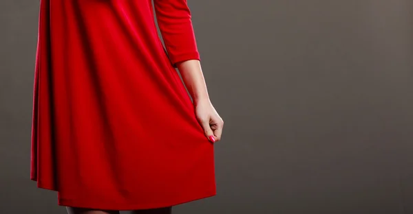 Menina de vestido vermelho dançando — Fotografia de Stock