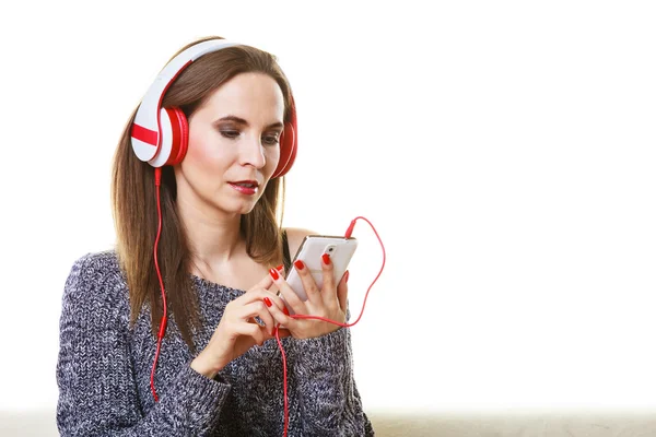 Frau hört Musik — Stockfoto