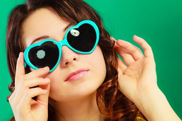 Chica usando gafas de sol —  Fotos de Stock