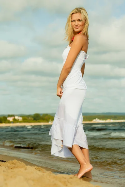 Beyaz elbiseli yürüyen kız — Stok fotoğraf