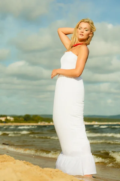 Menina de vestido branco andando — Fotografia de Stock