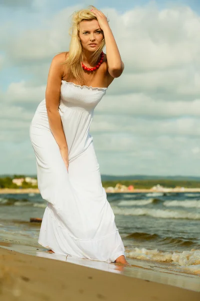 Menina de vestido branco andando — Fotografia de Stock