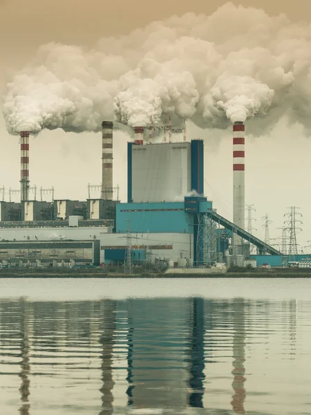 Humo de la chimenea de la central eléctrica o de la estación. Industria — Foto de Stock