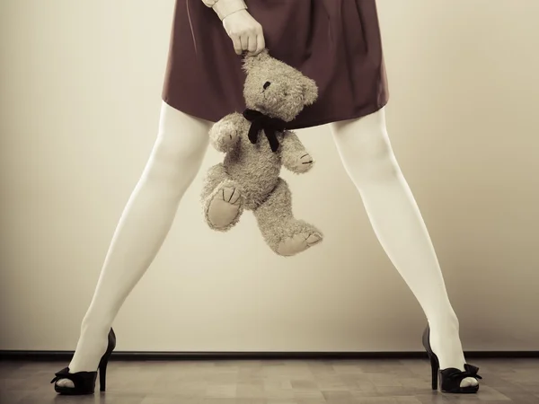 Kindhafte Frau mit Teddybär-Spielzeug — Stockfoto