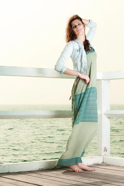 Mujer relajándose en el muelle — Foto de Stock