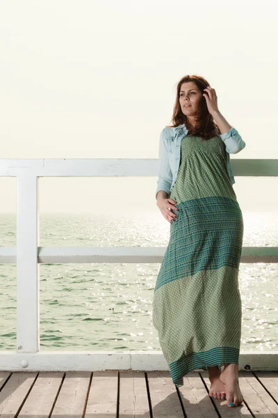 Mujer relajándose en el muelle — Foto de Stock