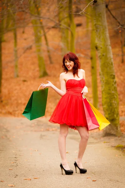 Jesień shopper kobieta z torby na sprzedaż zewnątrz w parku — Zdjęcie stockowe