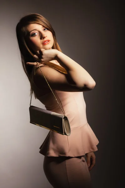 Ragazza di moda con borsa elegante — Foto Stock