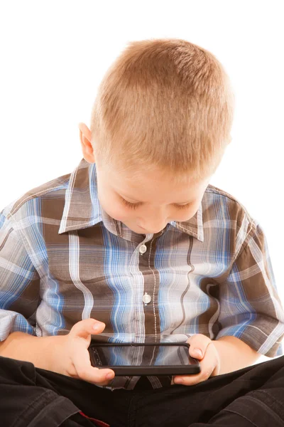 Malý chlapec hraje hry na smartphone — Stock fotografie