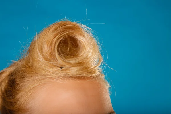 Bionda donna hairdo — Foto Stock