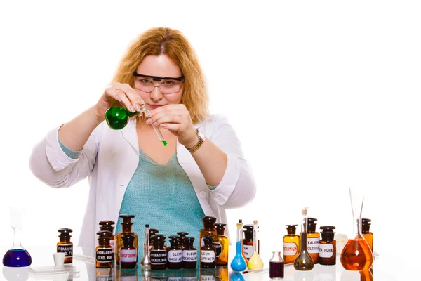 Estudiante de química femenina con frasco de prueba de cristalería. — Foto de Stock