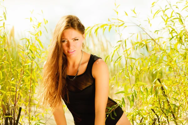 Chica posando en la playa de arena —  Fotos de Stock