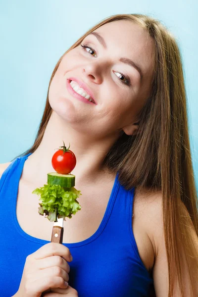 Menina segurando pilha de legumes . — Fotografia de Stock