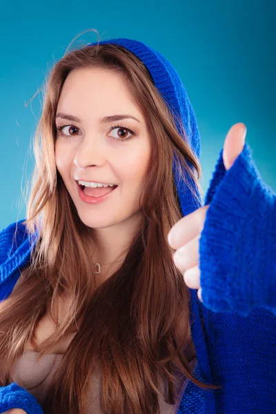 Menina fazendo polegar para cima sinal mão gesto . — Fotografia de Stock