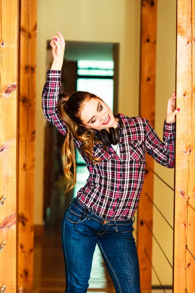 Adolescente chica escuchando música — Foto de Stock