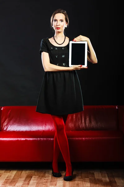 Femme style rétro montrant tablette — Photo