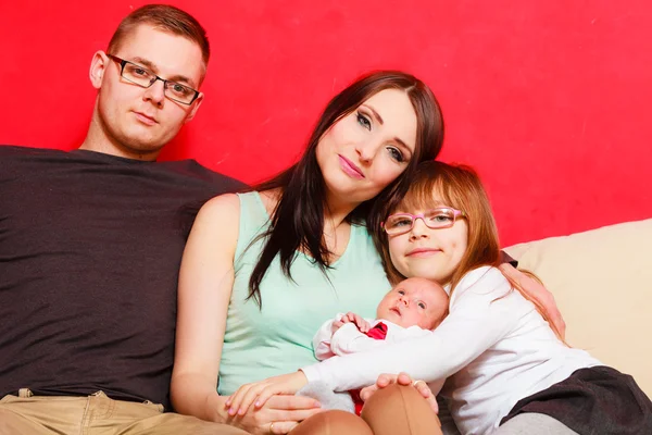 Família com bebê recém-nascido retrato da menina — Fotografia de Stock