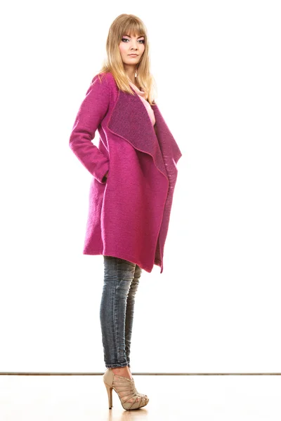 Женщина в ярком цветном пальто позирует — стоковое фото