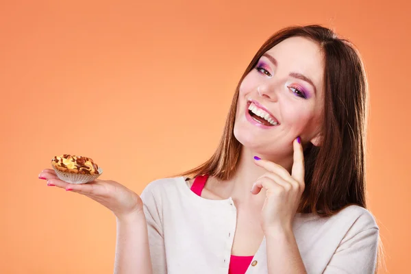 Donna sorridente che tiene la torta — Foto Stock