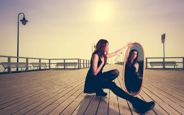 Kvinna som tittar på reflektion — Stockfoto