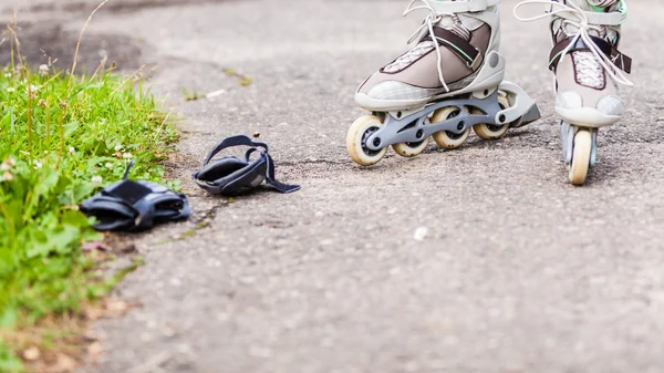 Enjoying roller skating rollerblading on inline skates. — Stock Photo, Image