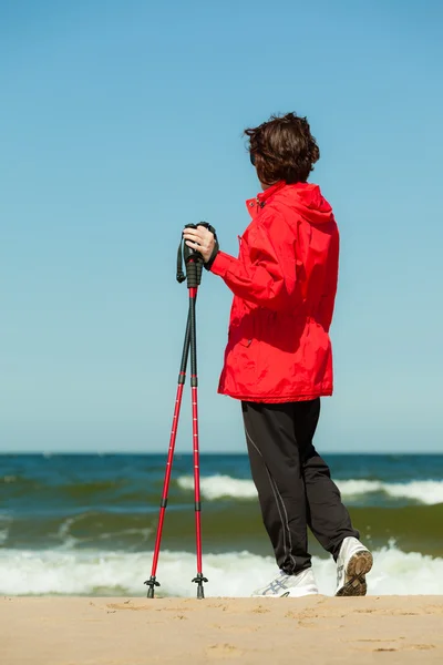 Frau wandert am Strand. — Stockfoto