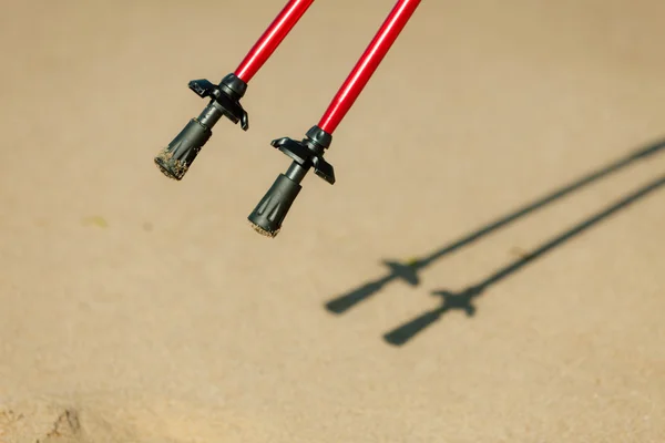 Nordic Walking. Rote Stöcke am Sandstrand — Stockfoto